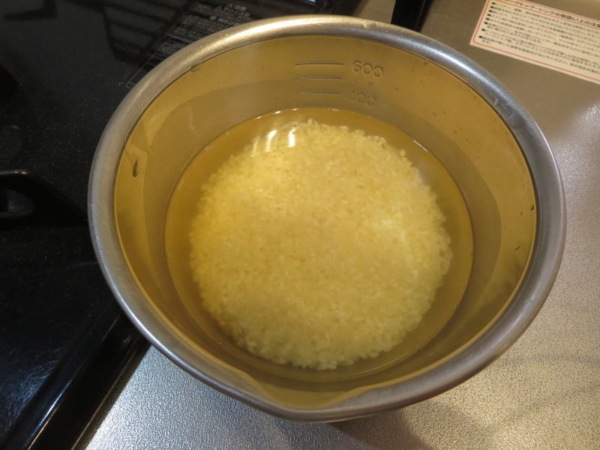 だしつゆ＋水でお米を浸す