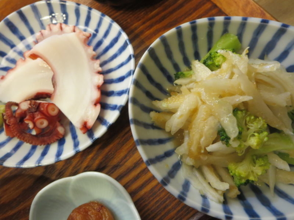 たこ、白菜の芯とブロッコリーのサラダ