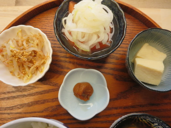 もやしのおかか和え、トマトの酢玉ねぎのせ、高野豆腐煮、梅干