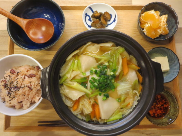 お赤飯とスープ餃子の献立