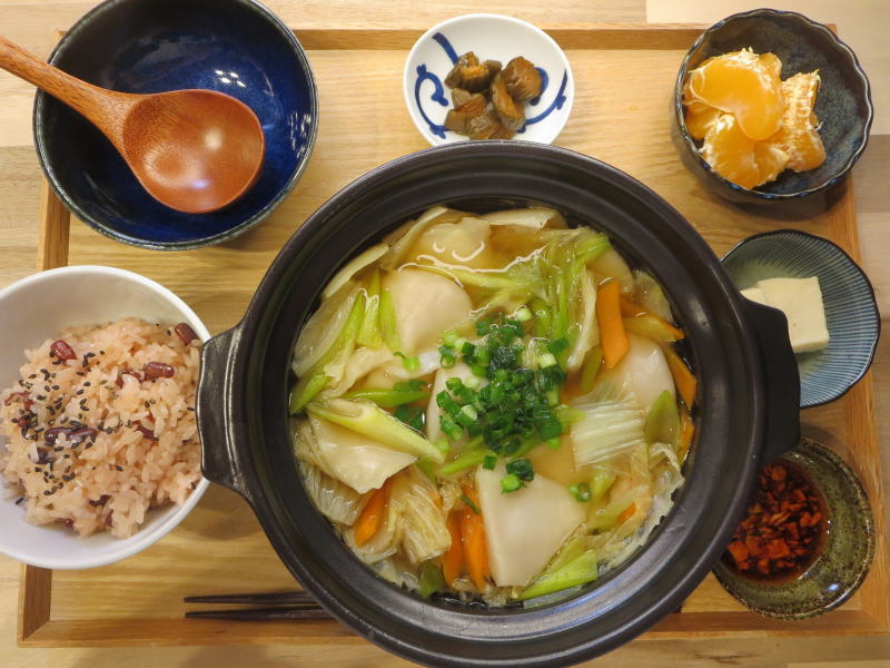 お赤飯とスープ餃子の献立