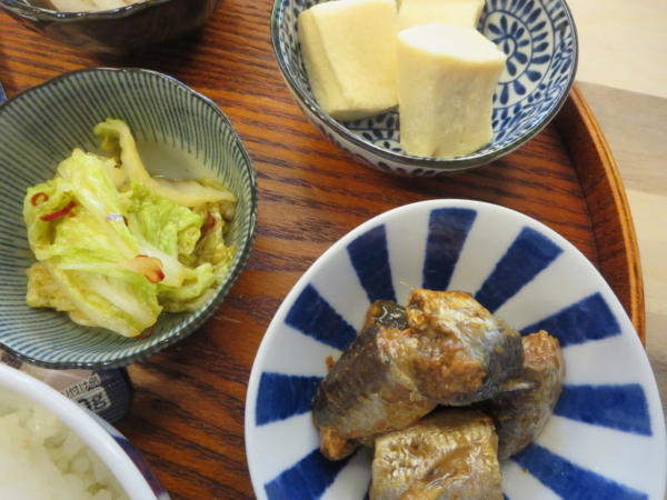 味付いわし缶、高野豆腐煮、白菜の漬物