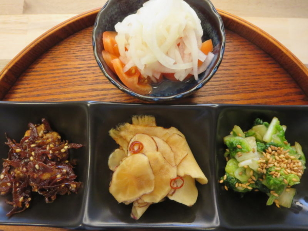 トマトの酢玉ねぎのせ、ちるめんくるみ、菊芋の甘酢醤油漬け、白菜の漬物