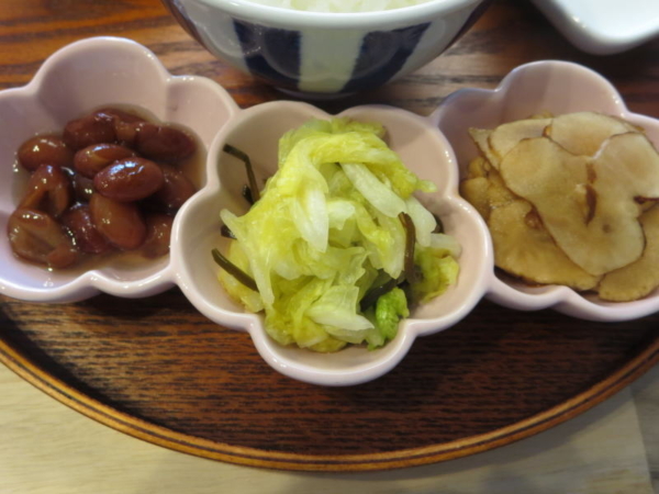煮豆、白菜の漬物、菊芋の甘酢醤油漬け