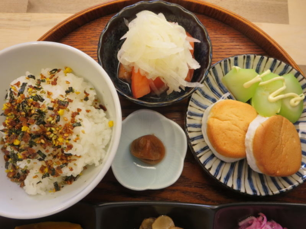 ごはん(＋ふりかけ)、焼チーズはんぺん(＋焼ブロッコリーの芯)、トマトの酢玉ねぎのせ、梅干
