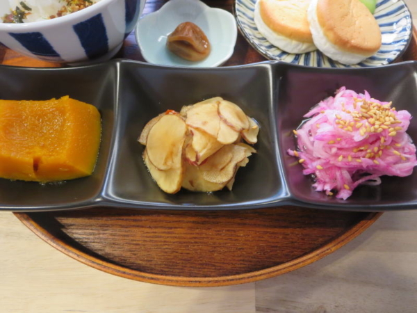 かぼちゃ煮、菊芋の甘酢醤油漬け、赤大根の甘酢漬け