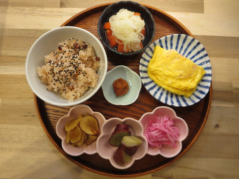 お赤飯とハムたまごの献立