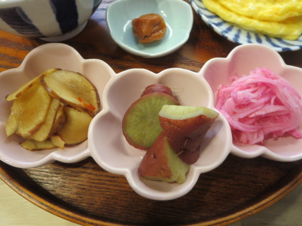 菊芋の甘酢醤油漬け、さつまいもの甘煮、赤大根の甘酢漬け、梅干