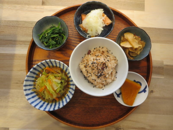 お赤飯と煮浸しの献立