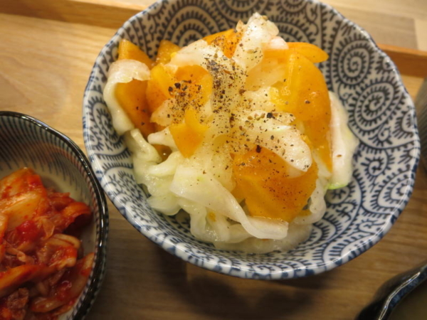 白菜の芯と柿のサラダ