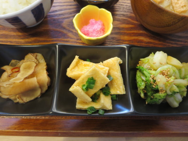 桜でんぶ、菊芋の甘酢醤油漬け、焼油揚げ、白菜の漬物