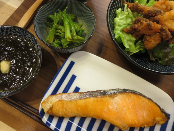 焼鮭、イカのから揚げサラダ、ほうれん草のごま和え、もずく酢