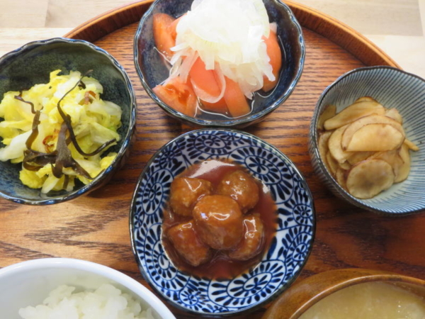 ミートボール、白菜の塩昆布和え、トマトの酢玉ねぎのせ、菊芋の甘酢醤油漬け