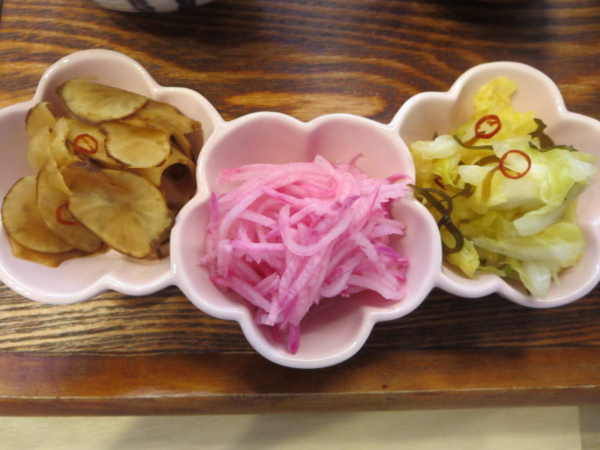 菊芋の甘酢醤油漬け、赤大根の甘酢漬け、白菜の漬物