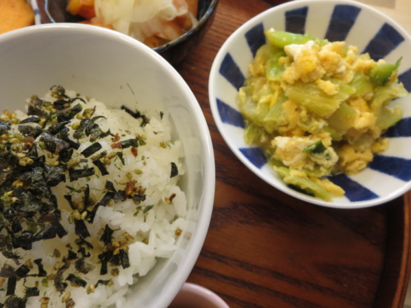 ごはん＋ふりかけ、チンゲン菜とたまごの中華炒め