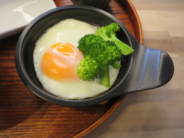 目玉焼き、ブロッコリー添え