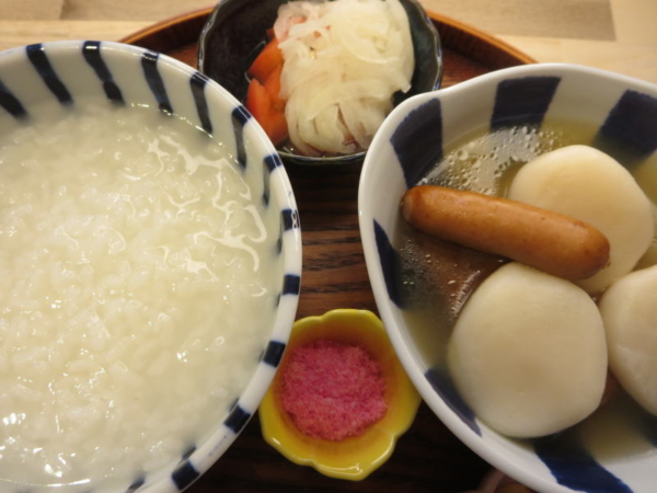 お粥、おでん、桜でんぶ、トマトの酢玉ねぎのせ