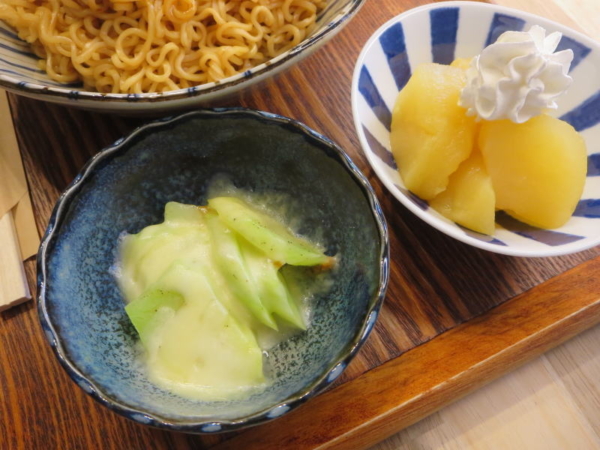 ブロッコリーチーズ、煮りんごのホイップクリーム添え