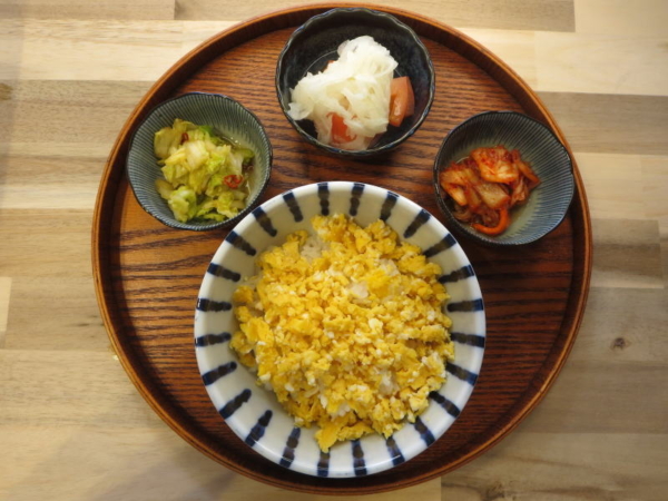 炒りたまご丼の献立