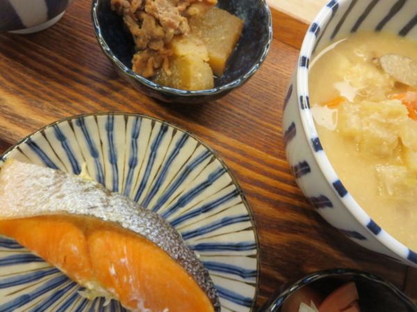 焼鮭、豚肉と大根煮、粕汁