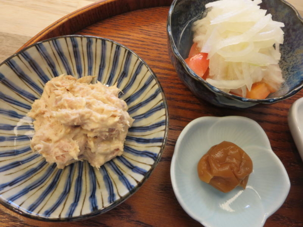 ツナマヨ、トマトの酢玉ねぎのせ、梅干
