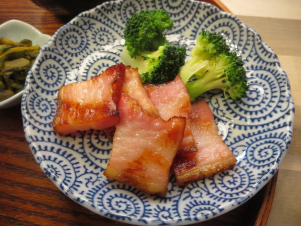焼ベーコン、ブロッコリー添え