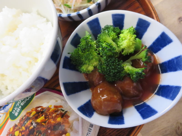 イシイのミートボール、ブロッコリー添え