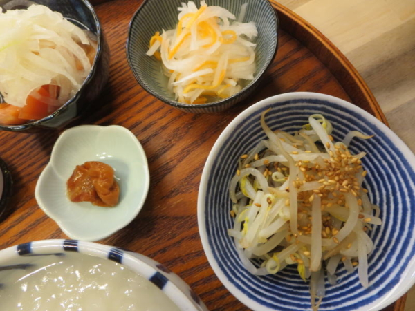 もやしポン酢、なます、トマトの酢玉ねぎのせ、梅干