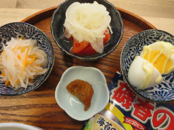 なます、トマトの酢玉ねぎのせ、ゆでたまご、梅干