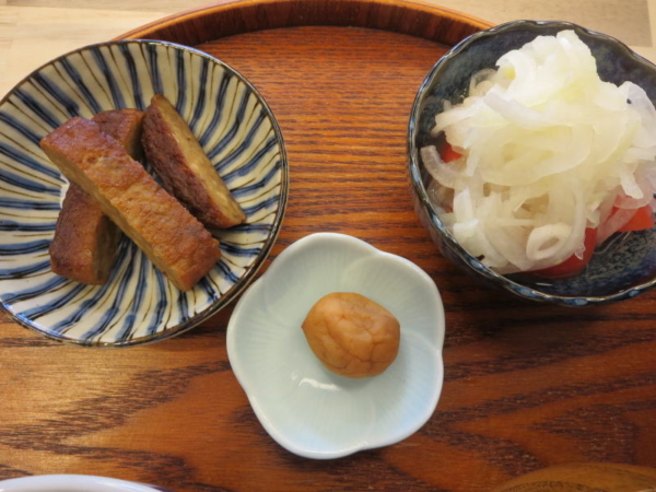 マルシンハンバーグ、トマトの酢玉ねぎのせ、梅干
