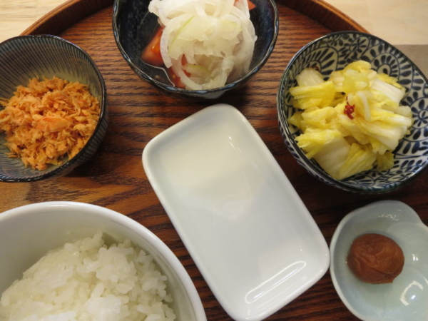 鮭フレーク、トマトの酢玉ねぎのせ、白菜の浅漬け、梅干、味付け海苔