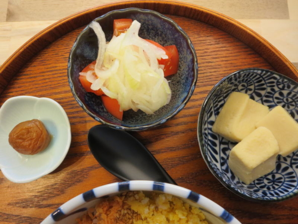 梅干、トマトの酢玉ねぎのせ、高野豆腐煮