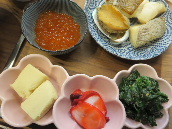 いくら、おせち(西京焼き、アワビ)、高野豆腐煮、酢だこ、ほうれん草のごま和え
