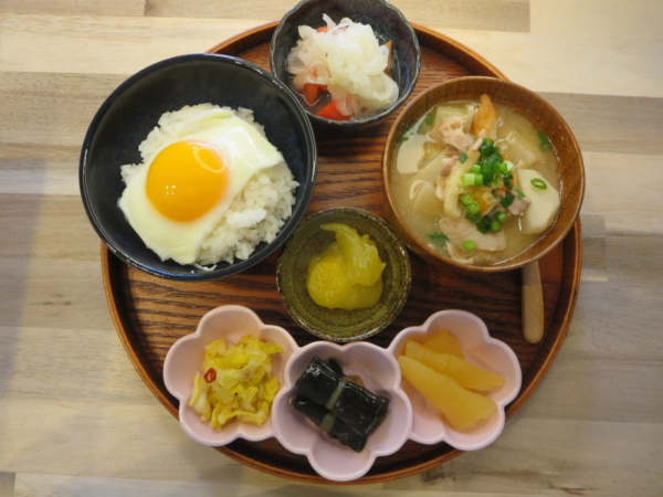 目玉焼き丼の献立