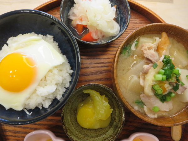 目玉焼き丼、トマトの酢玉ねぎのせ、栗きんとん、豚汁