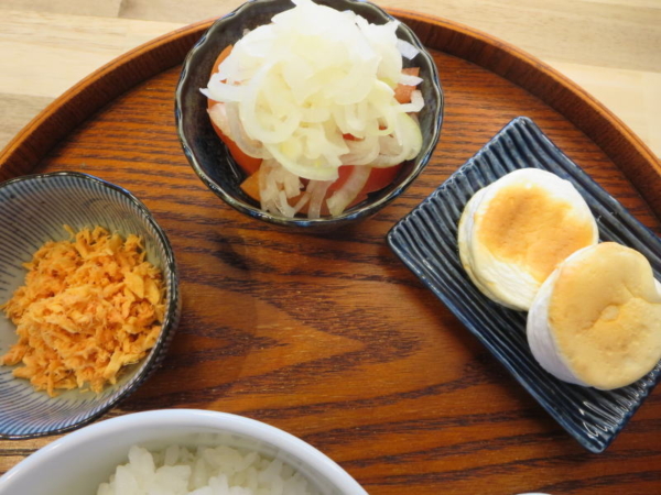 鮭フレーク、トマトの酢玉ねぎのせ、チーズはんぺん