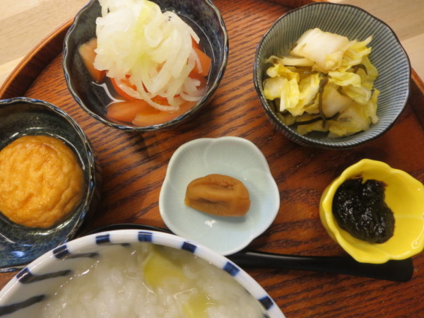 魚河岸揚げ煮、トマトの酢玉ねぎのせ、白菜の漬物、海苔の佃煮、梅干