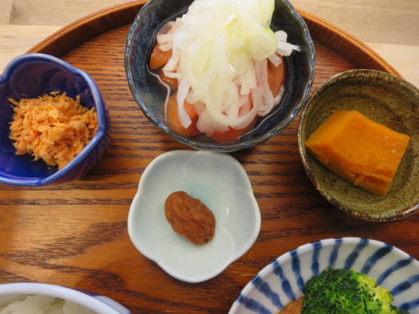 鮭フレーク、トマトの酢玉ねぎのせ、かぼちゃ煮、梅干