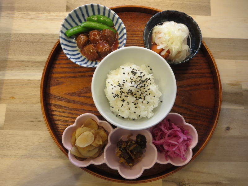 ミートボール(スナップエンドウ添え)の献立