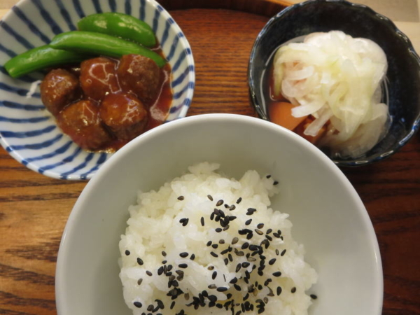 ミートボール(スナップエンドウ添え)、トマトの酢玉ねぎのせ