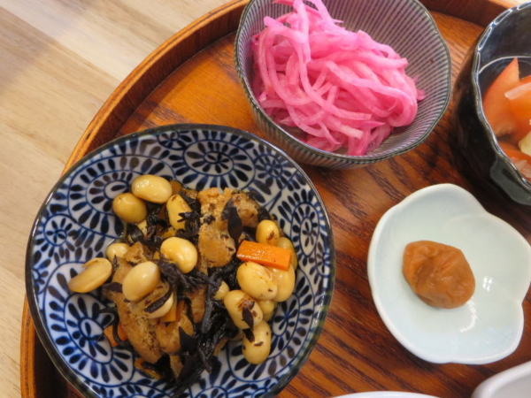 ひじき豆、赤大根の甘酢漬け、梅干