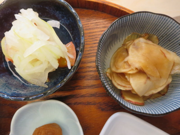 トマトの酢玉ねぎのせ、菊芋の甘酢醤油漬け、味付け海苔