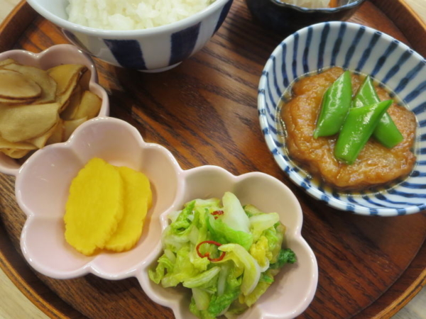玉ねぎ天の甘辛煮、白菜の漬物、たくあん、菊芋の甘酢醤油漬け