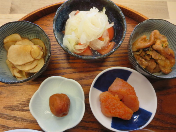 明太子、梅干、菊芋の甘酢醤油漬け、トマトの酢玉ねぎのせ、焼肉(前日の残り物)