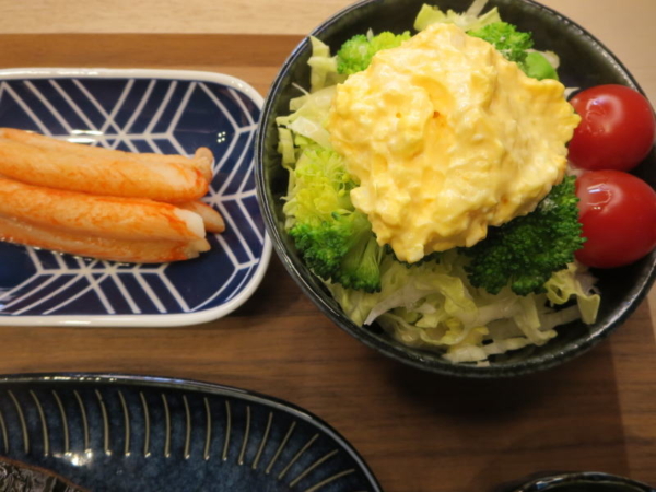 ほぼカニ(カネテツ)、マヨたまサラダ(レタス、ブロッコリー、ミニトマト)