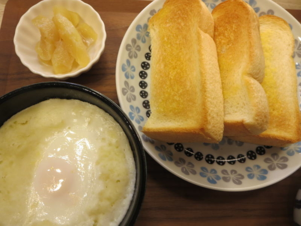 トースト、エッグスラット風、煮りんご