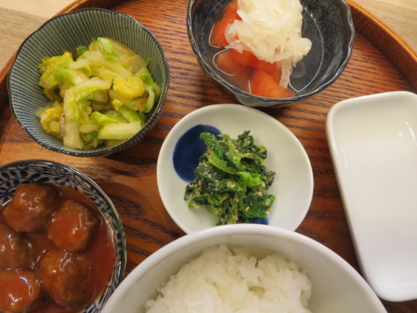 イシイのミートボール、白菜の漬物、トマトの酢玉ねぎのせ、ほうれん草のごま和え、味付け海苔