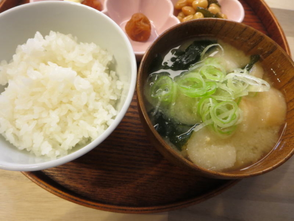 ごはん、味噌汁(焼き麩、わかめ、長ネギ)