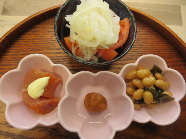 明太子＋マヨ(味の素 ピュアセレクト コクうま 65%カロリーカット)、梅干、昆布豆(市販)、トマトの酢玉ねぎのせ
