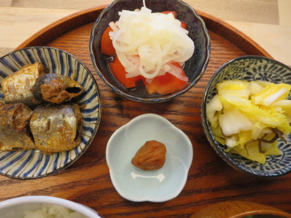いわしの味付缶、トマトの酢玉ねぎのせ、白菜の浅漬け、梅干